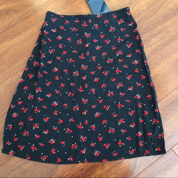 Brandy Melville Clare Skirt - Picture 3 of 4